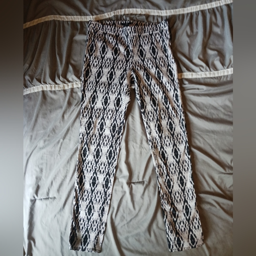 H&M Size 8 Black and White Snake Skin Print Skinny Leg Pants